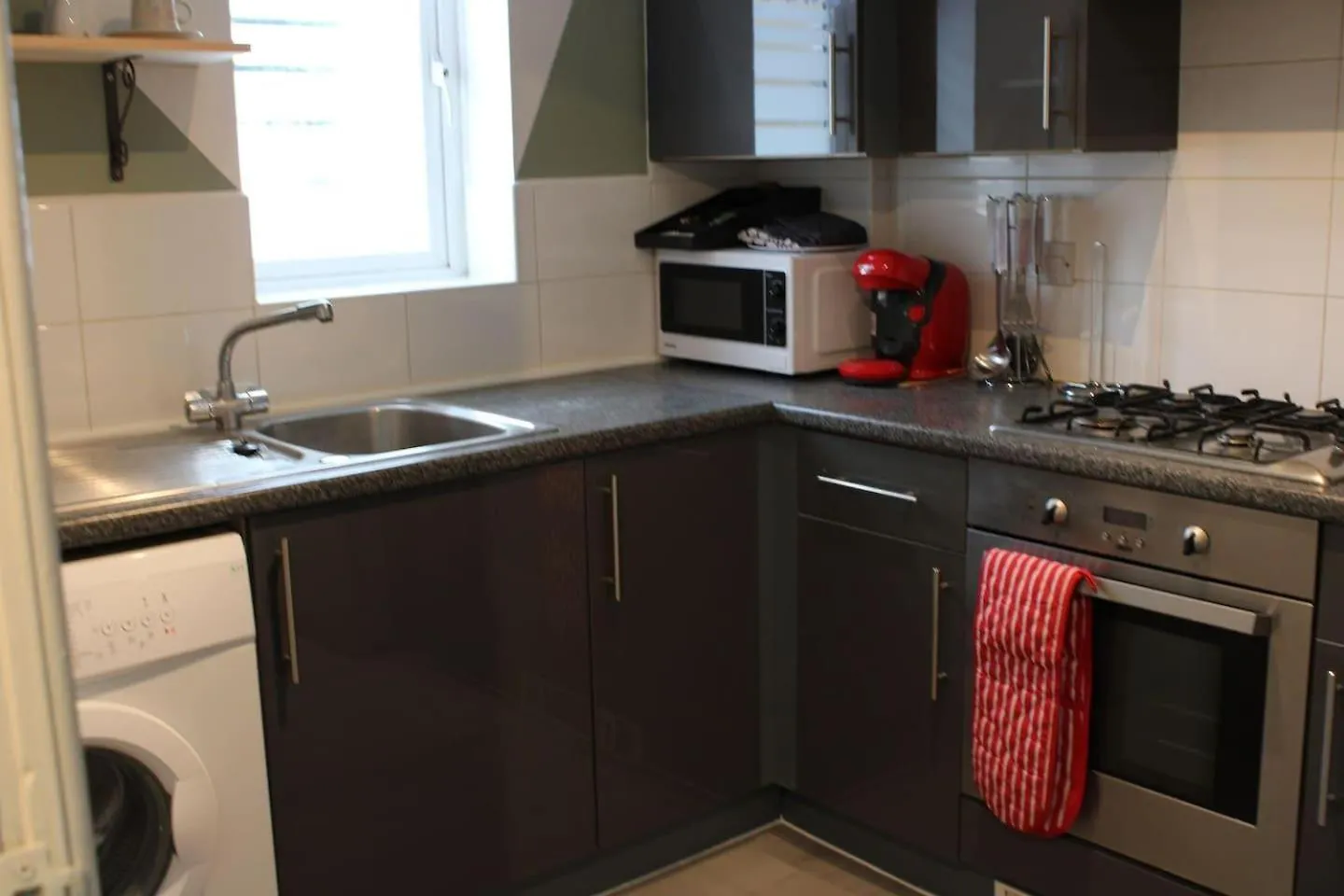 Stunning 2-Bed Ground Floor Apartment In Romford