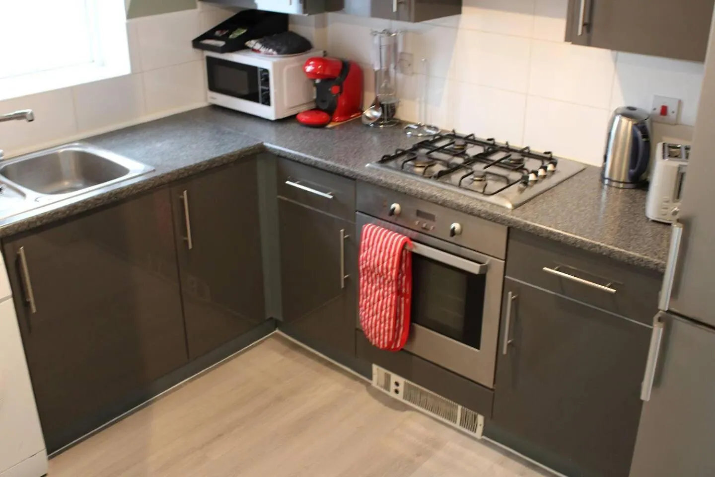 Stunning 2-Bed Ground Floor Apartment In Romford