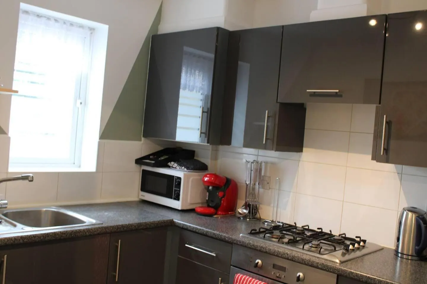 Stunning 2-Bed Ground Floor Apartment In Romford